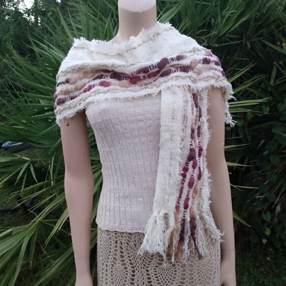 NWOT NOELLE Acrylic/Wool/Nylon Cream/Pink/Raspberry Scarf w/Fringe - Picture 2 of 11